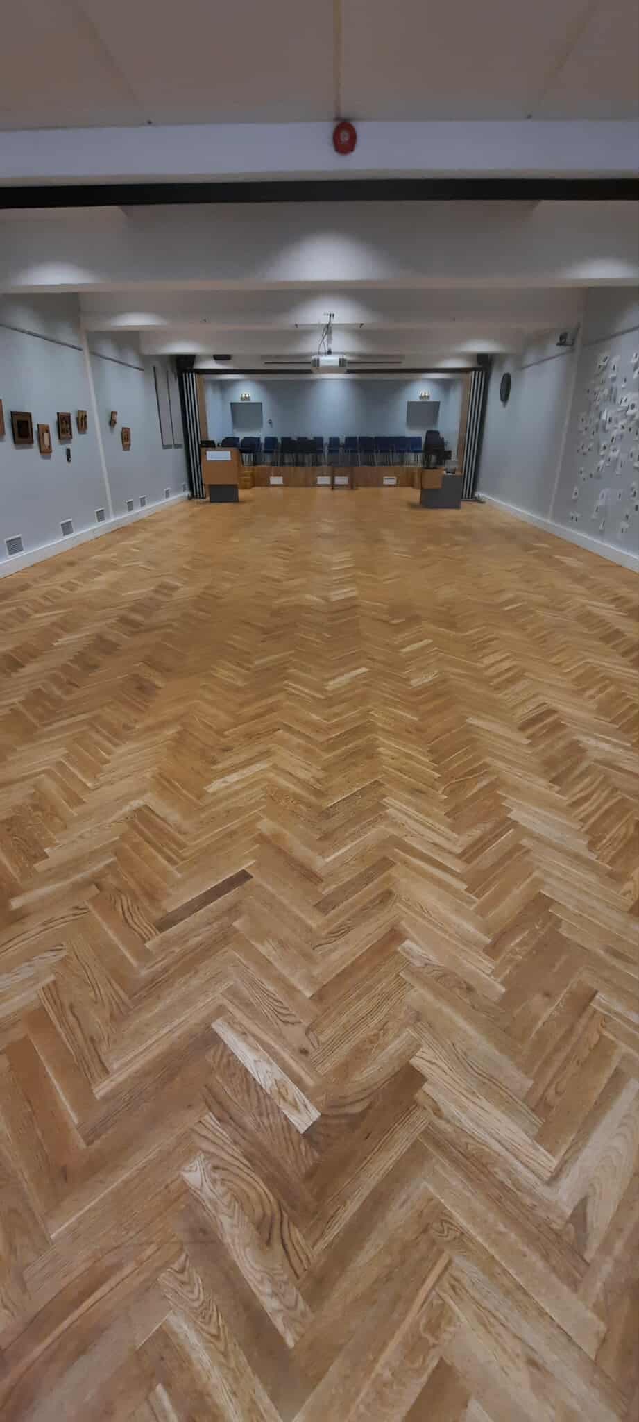 Tartu kirjandusmuuseumi aula lihvimine ja õlitamine