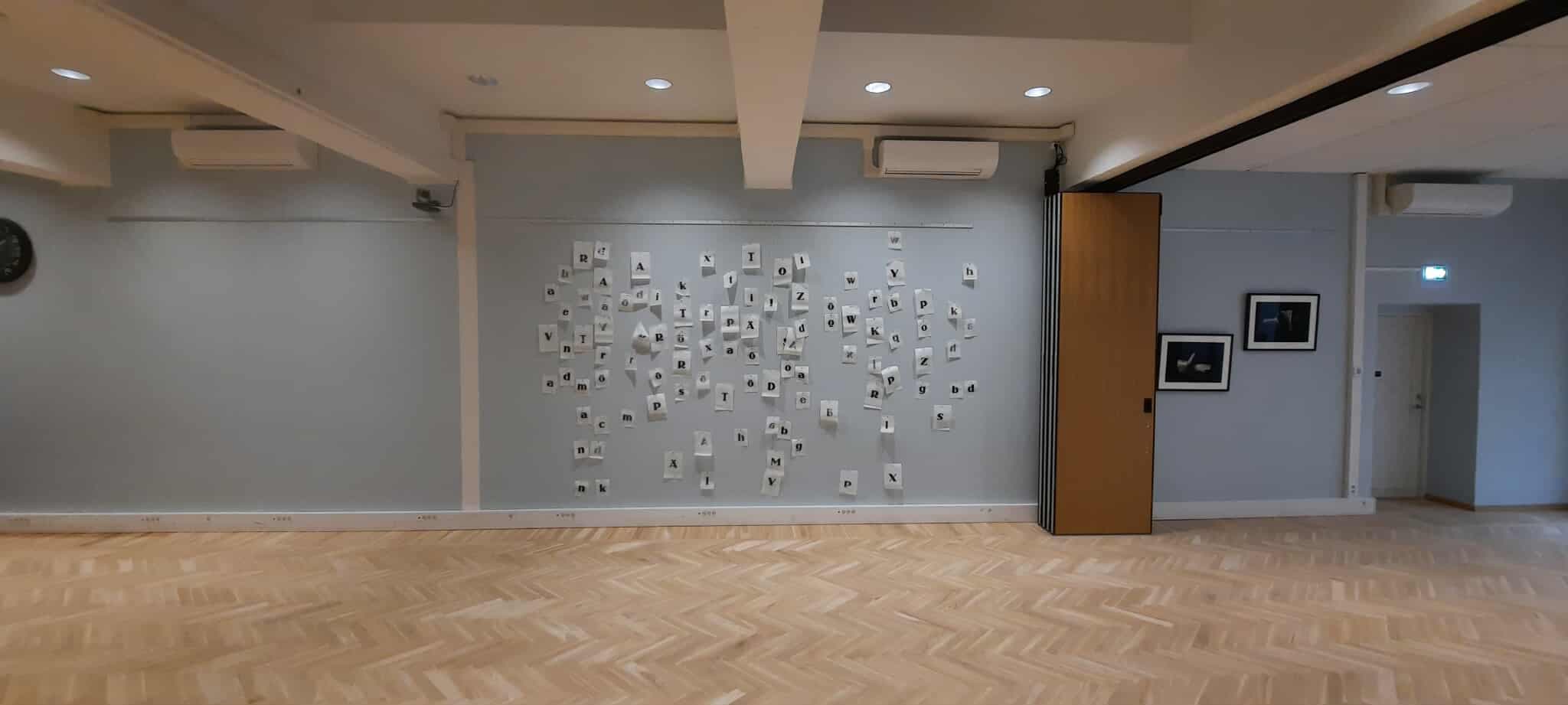 Tartu kirjandusmuuseumi aula lihvimine ja õlitamine