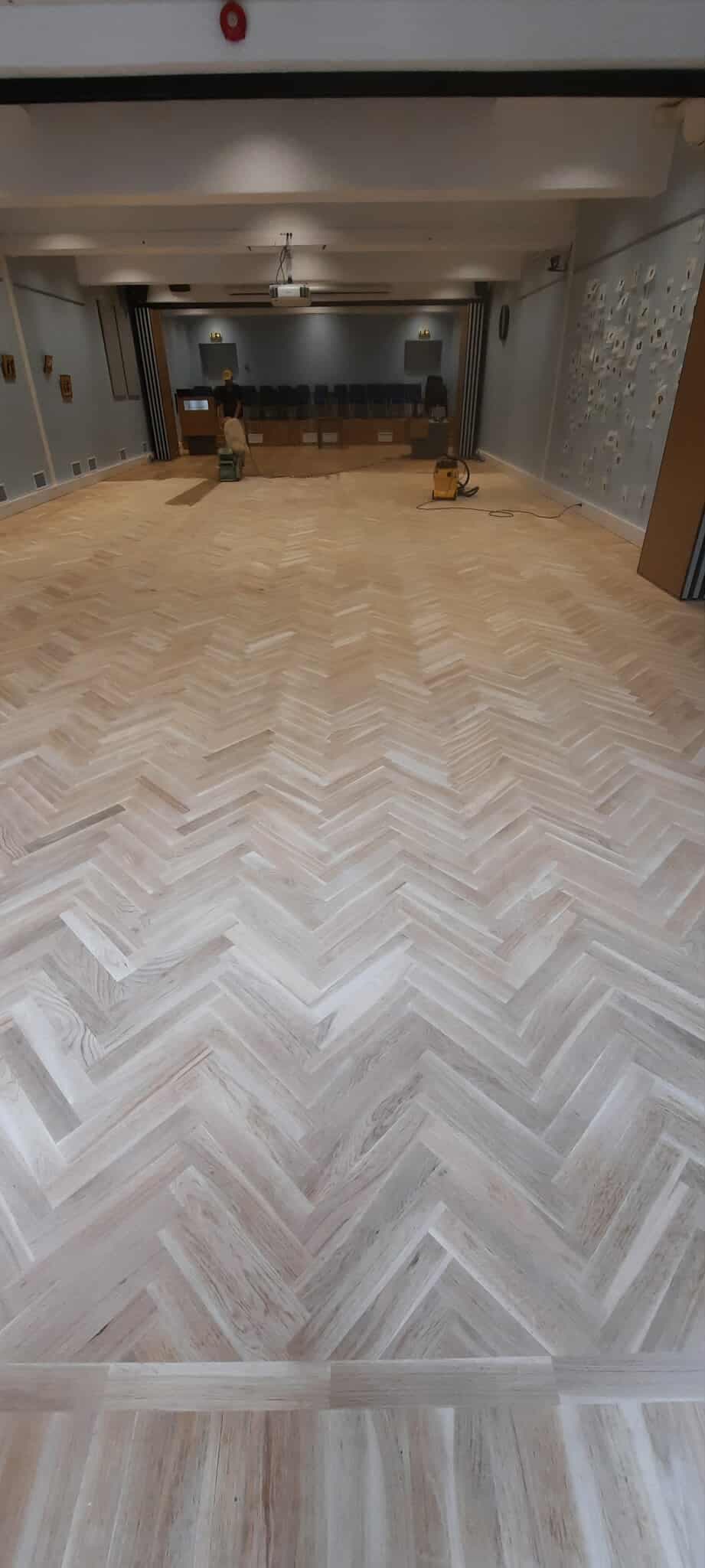 Tartu kirjandusmuuseumi aula lihvimine ja õlitamine