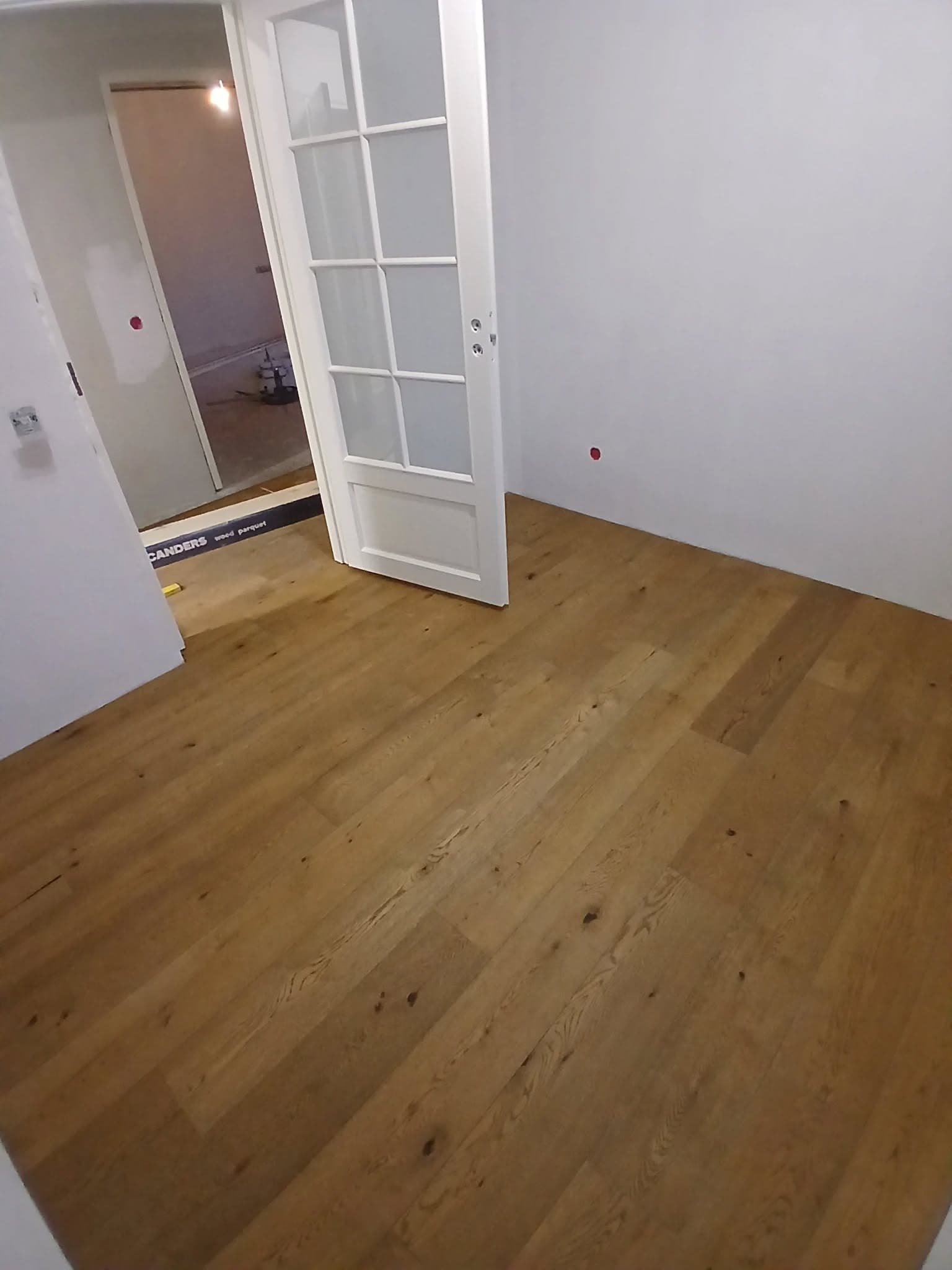 Tammeparketi paigaldamine betoonile liimiga