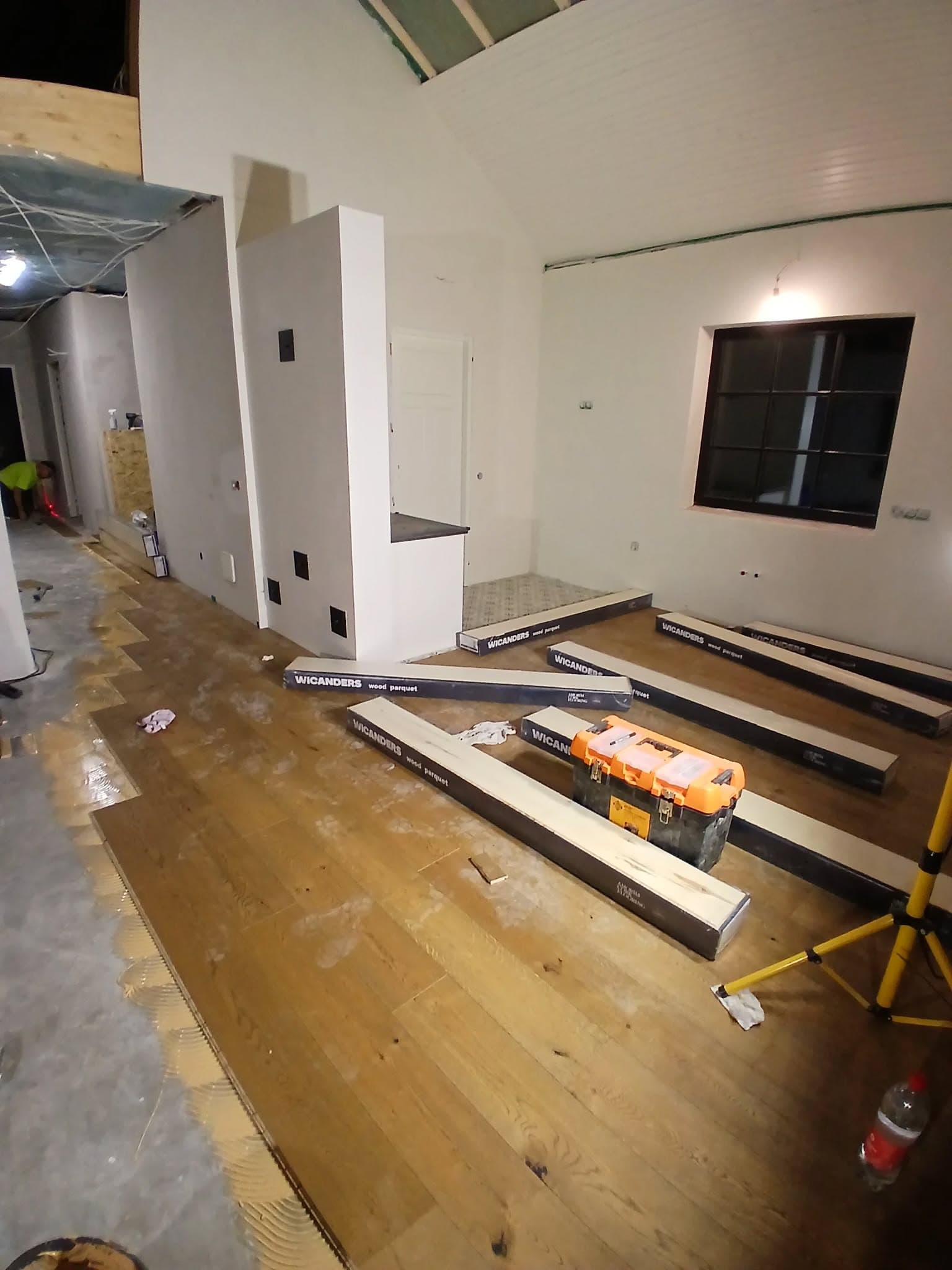 Tammeparketi paigaldamine betoonile liimiga